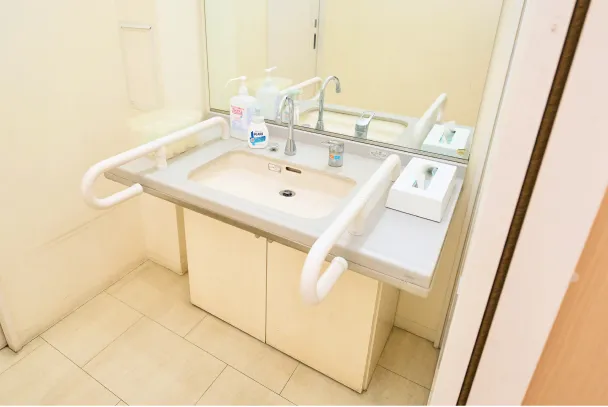 手すり付き手洗い場