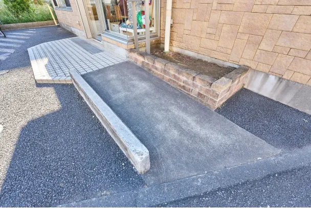 玄関前スロープ