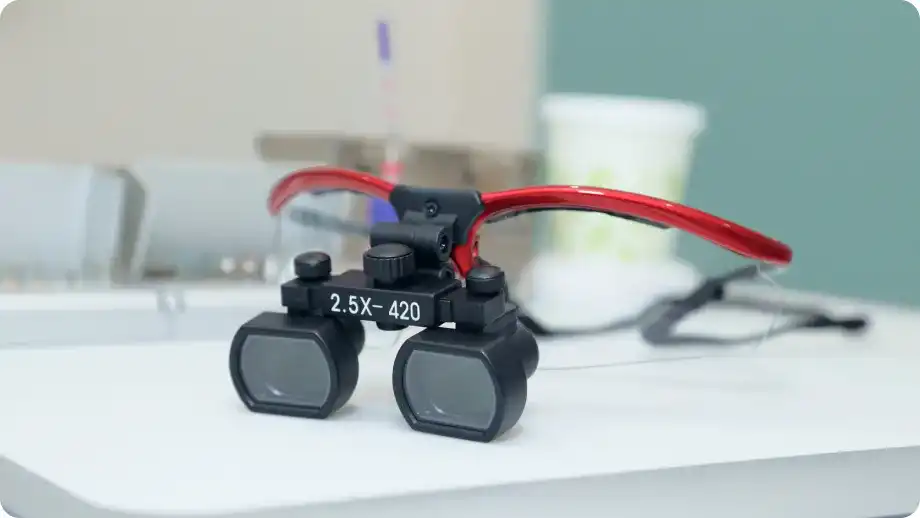 拡大鏡を使用した精密なケア