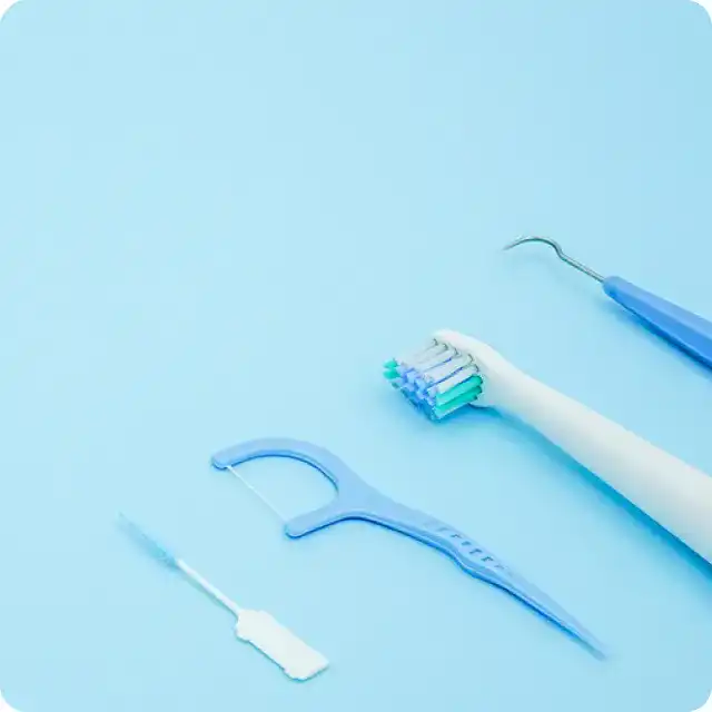 受付として笑顔で患者様をお迎えする様子